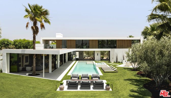 Backyard, Exterior, Facade, Pool, Modern
