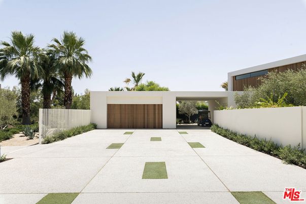 Attached, Backyard, Exterior, Facade, Modern