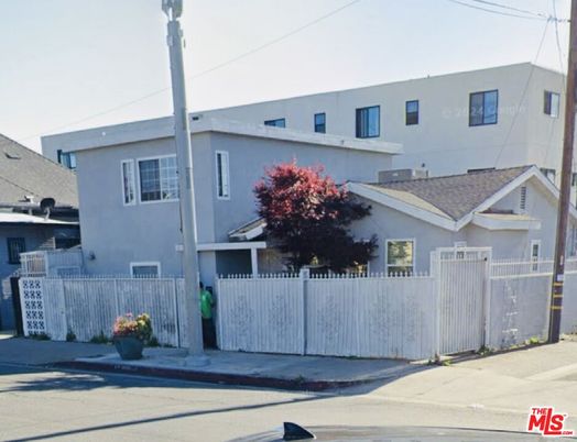 Exterior, Facade, Modern