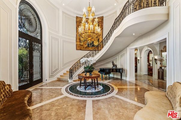 Chandelier, Interior, Piano, Recessed Lighting
