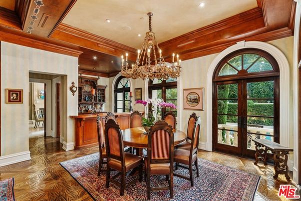 Chandelier, Dining room, Interior, Recessed Lighting, Wood Texture Flooring