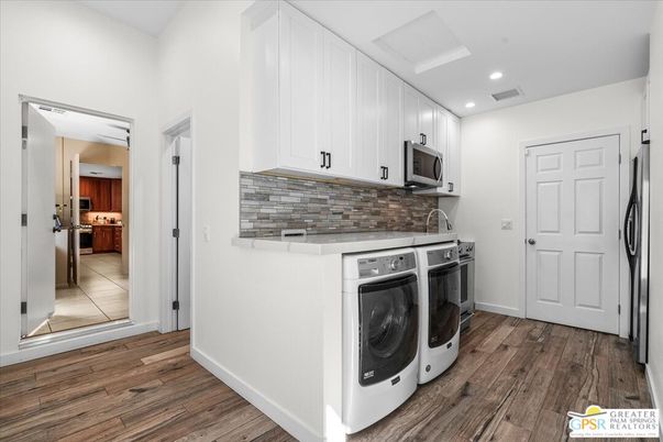 Interior, Recessed Lighting, Washer, Wood Texture Flooring