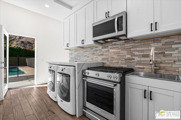 Interior, Recessed Lighting, Washer, Wood Texture Flooring