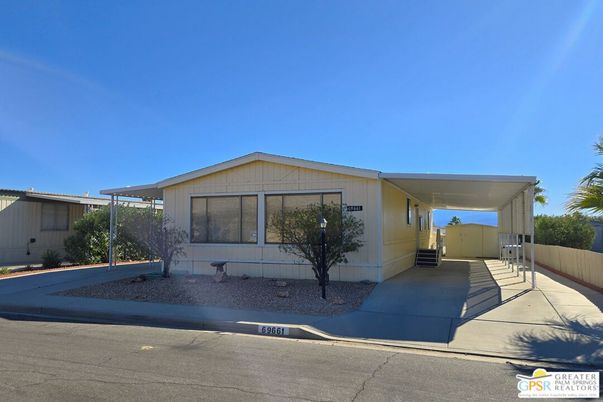 Exterior, Facade, Ranch