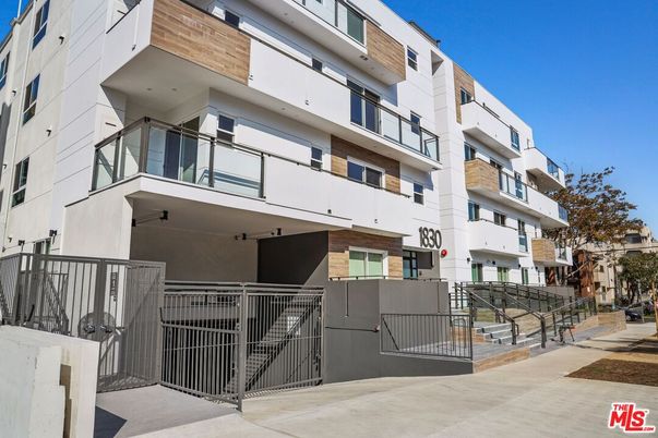 Exterior, Facade, Modern