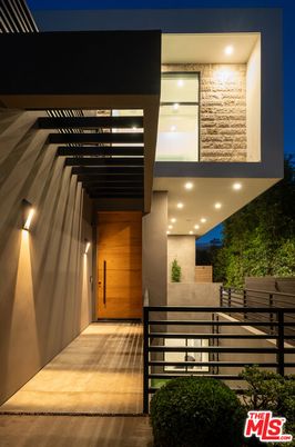 Exterior, Facade, Modern