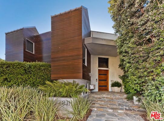 Exterior, Facade, Modern