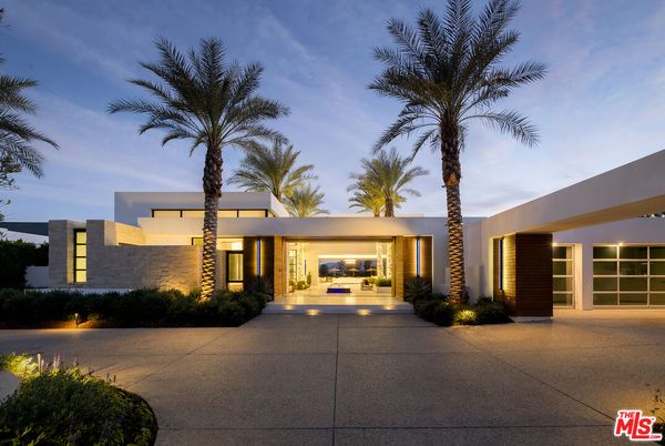 Exterior, Facade, Modern