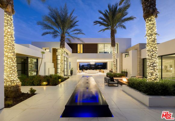 Exterior, Facade, Modern