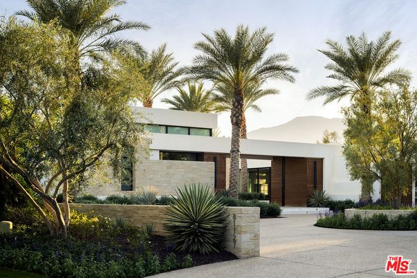 Exterior, Facade, Modern