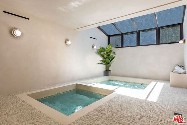 Interior, Pool, Sun Room
