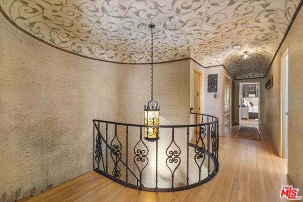 Interior, Pendant Lights, Wood Texture Flooring