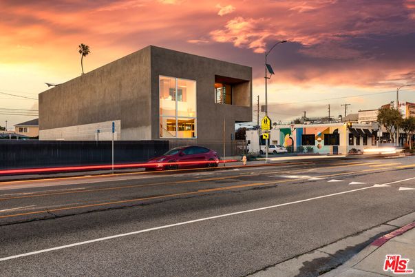 Exterior, Facade, Modern
