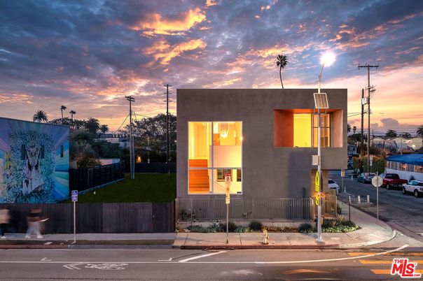 Exterior, Facade, Modern