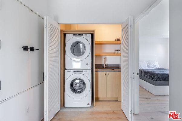 Bedroom, Interior, Utility Closets, Washer, Wood Texture Flooring