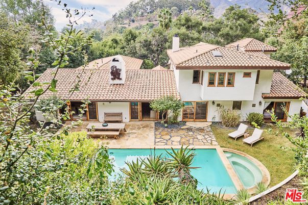 Exterior, Facade, Pool, Mediterranean