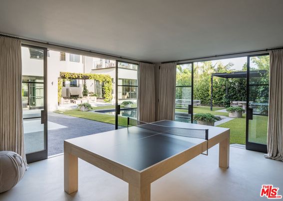 Game Room, Interior