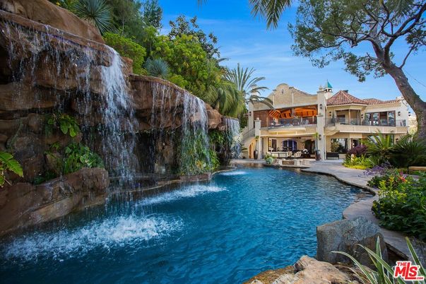 Exterior, Lake, Pool