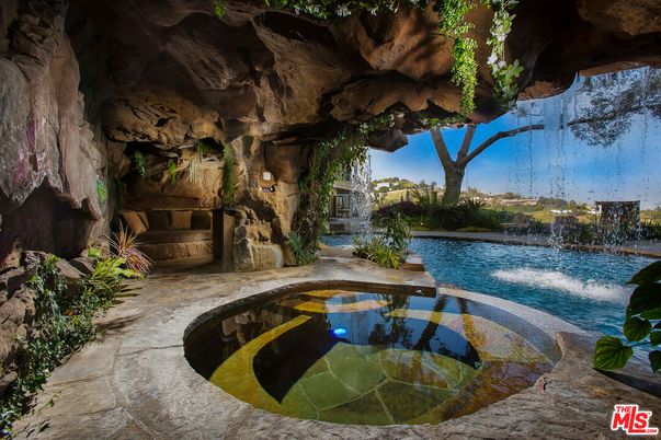Exterior, Lake, Pool