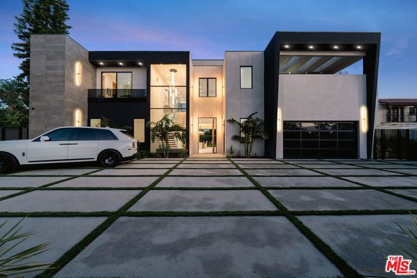 Attached, Exterior, Facade, Modern