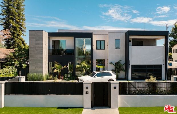 Exterior, Facade, Modern