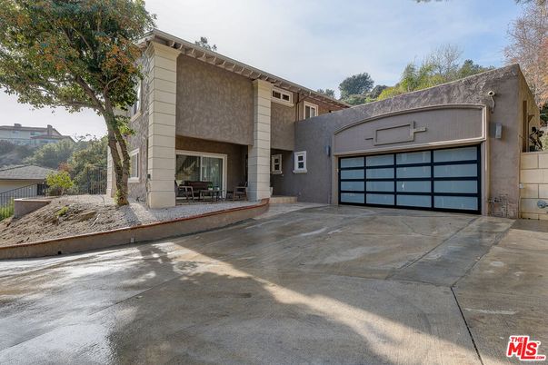 Attached, Exterior, Facade, Modern