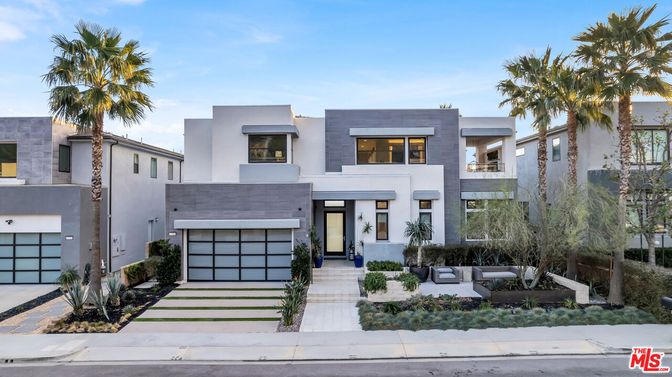 Attached, Exterior, Facade, Modern