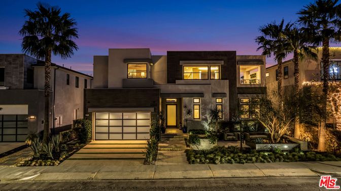 Attached, Exterior, Facade, Modern