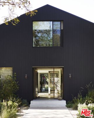 Exterior, Facade, Modern
