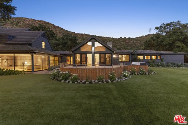 Backyard, Exterior, Facade, Ranch