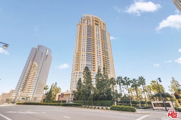 Exterior, Facade, Condo Building