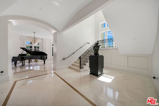 Interior, Piano
