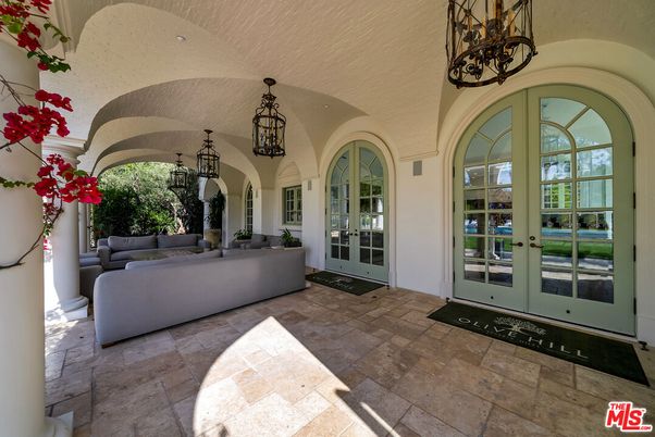Chandelier, Exterior, Living room