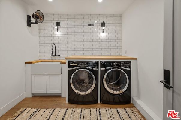 Interior, Recessed Lighting, Washer, Wood Texture Flooring