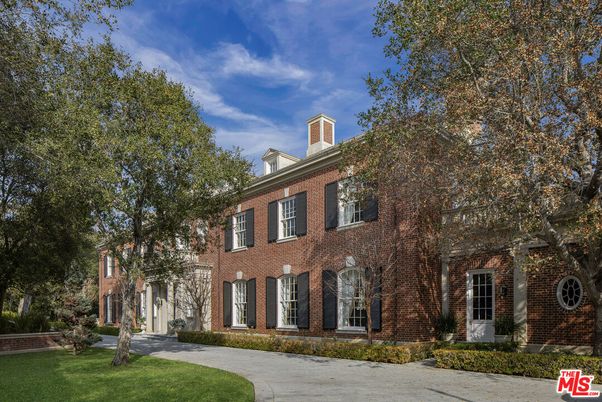 Exterior, Facade, Brick Facade, Georgian