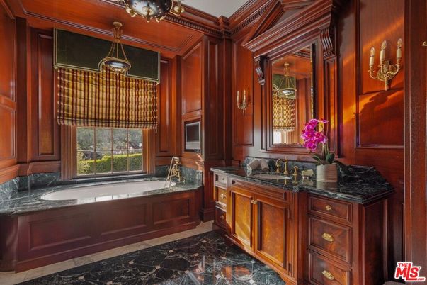 Bathroom, Dual Sink Vanities, Interior, Pendant Lights