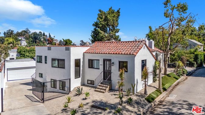 Attached, Exterior, Facade, Spanish Mediterranean
