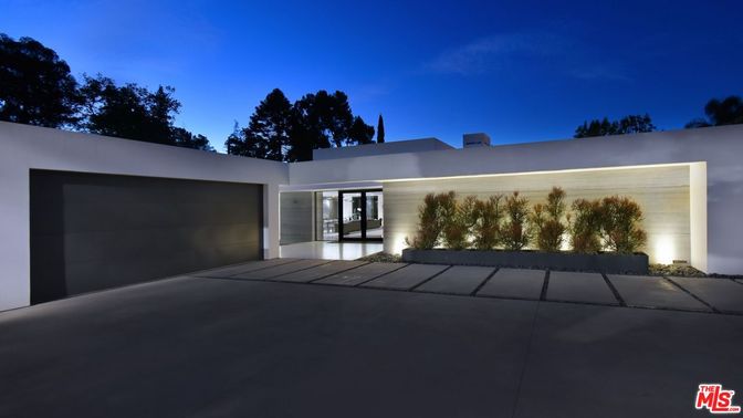 Attached, Exterior, Facade, Modern