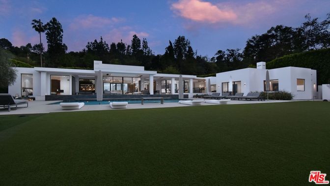 Backyard, Exterior, Facade, Pool, Modern