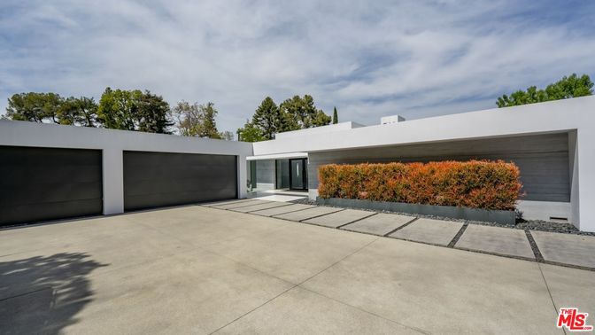 Attached, Exterior, Facade, Modern