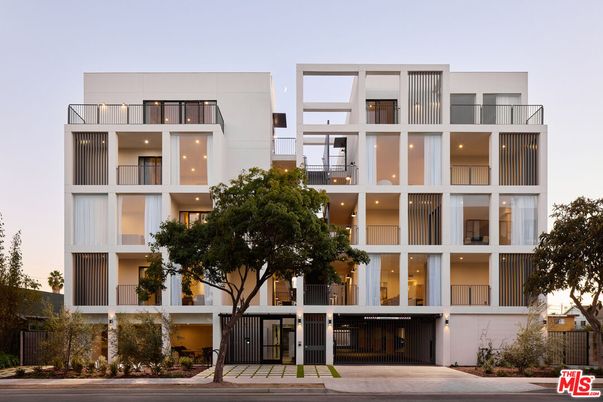 Exterior, Facade, Modern