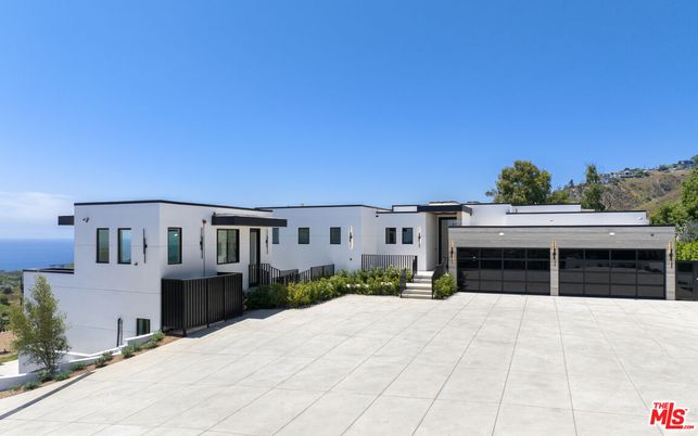 Attached, Exterior, Facade, Water, Modern