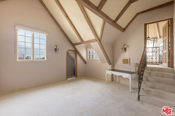 Empty room, Interior, Wooden Beams