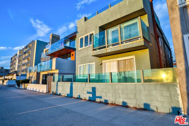 Exterior, Facade, Modern