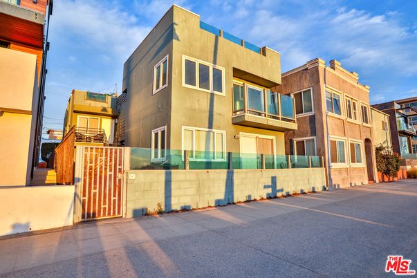 Exterior, Facade, Modern