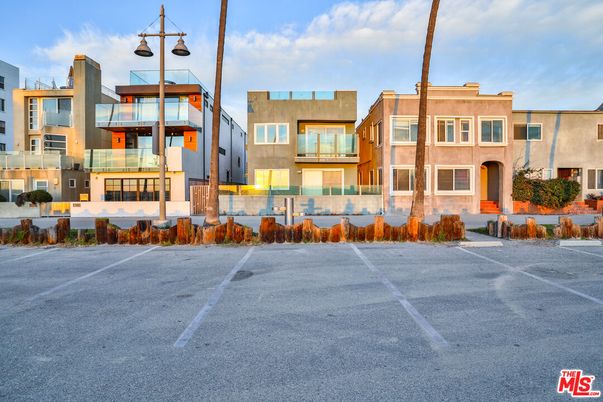 Exterior, Facade, Modern