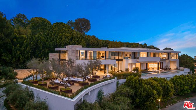 Backyard, Exterior, Facade, Modern
