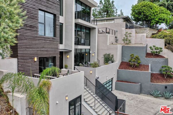 Exterior, Facade, Modern