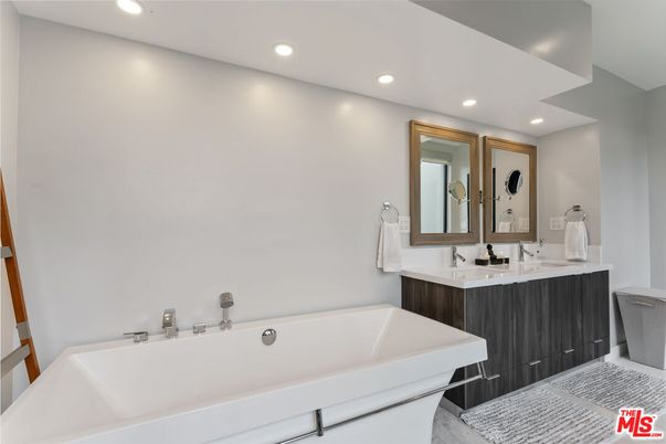 Bathroom, Dual Sink Vanities, Interior, Recessed Lighting