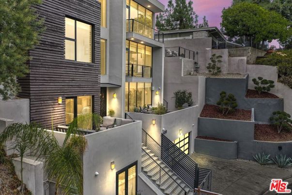 Exterior, Facade, Modern